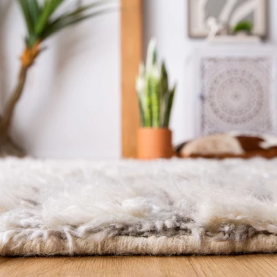 Manhattan MAN469 Hand Knotted Area Rug - Safavieh 5 Manhattan MAN469 Hand Knotted Area Rug - Safavieh - Image 3